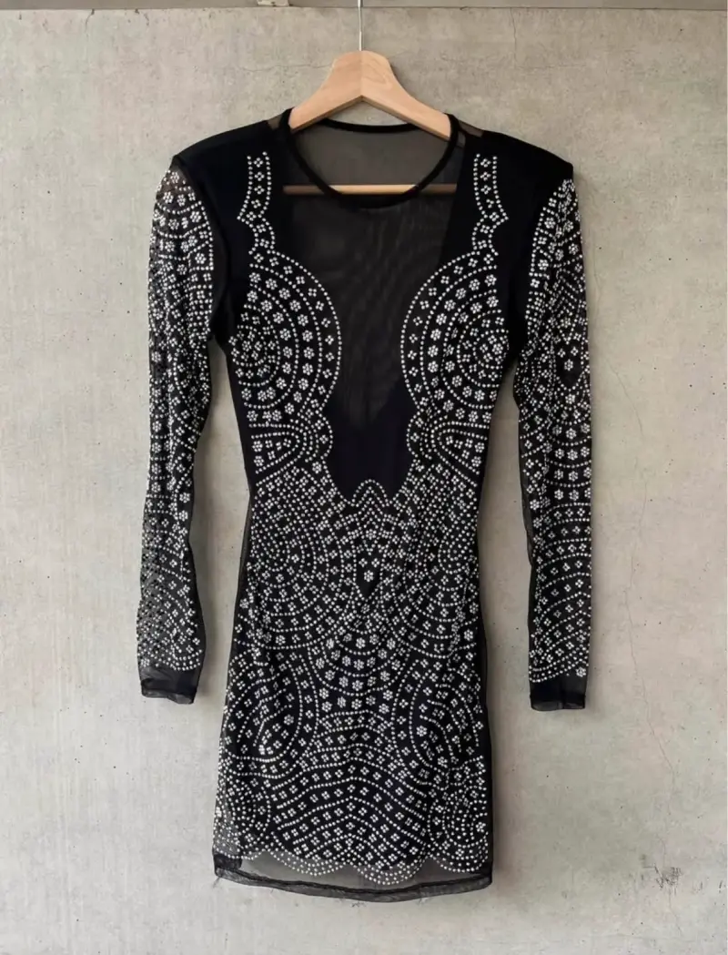Vestido negro con lentejuelas - 1