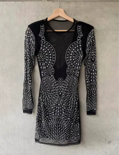 Vestido negro con lentejuelas - miniatura 1