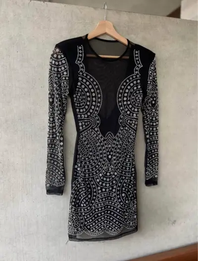Vestido negro con lentejuelas - miniatura 3