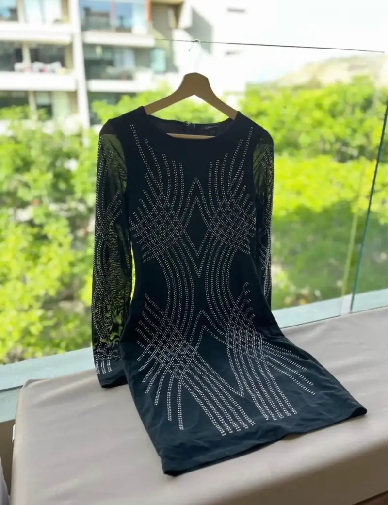 Vestido negro con detalles plateados - 1