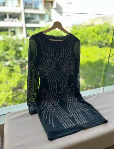 Vestido negro con detalles plateados - miniatura 1