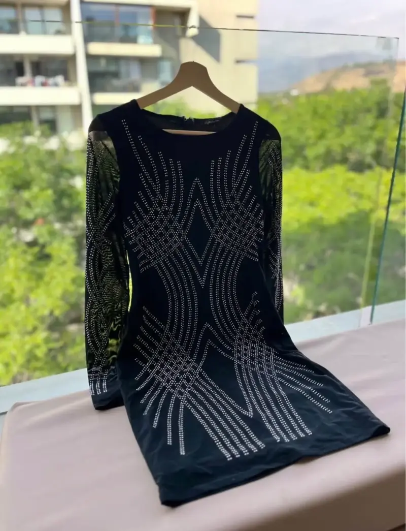 Vestido negro con detalles plateados - 2