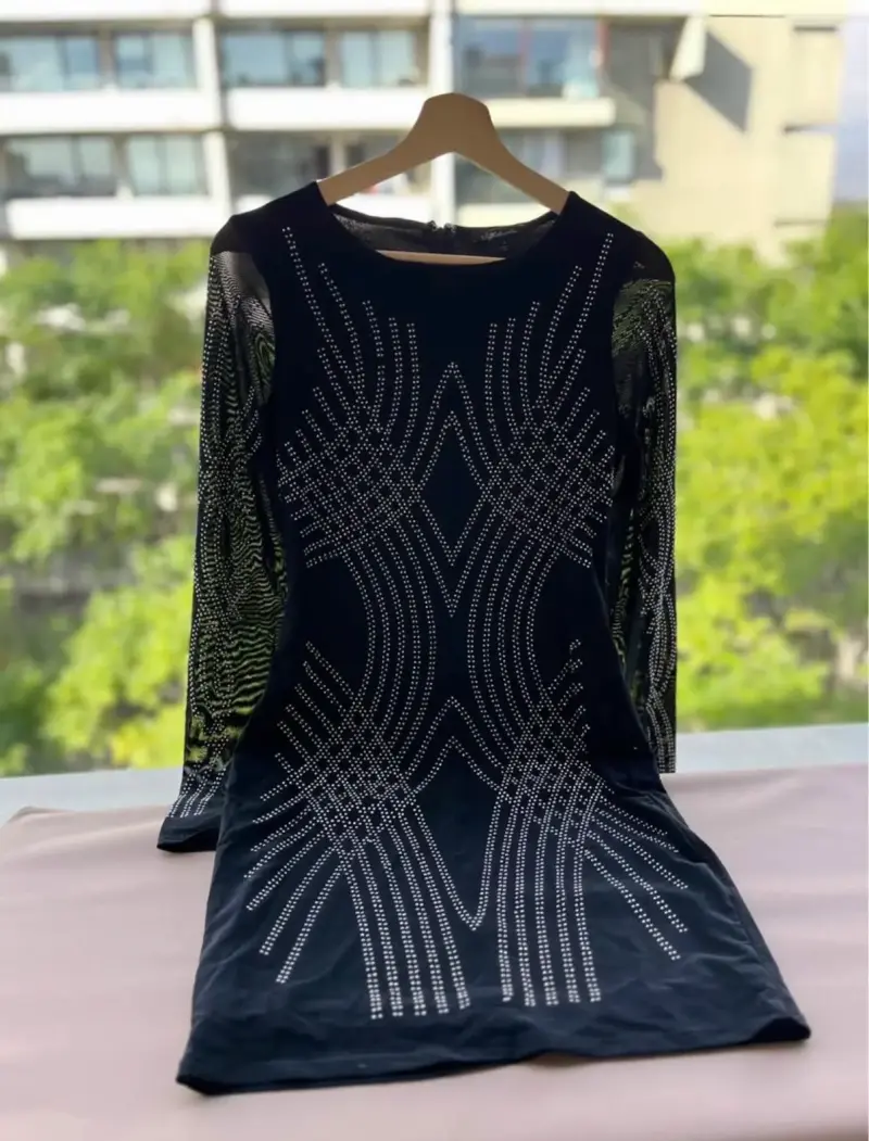 Vestido negro con detalles plateados - 3