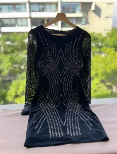Vestido negro con detalles plateados - miniatura 3
