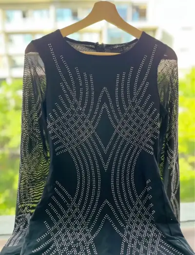Vestido negro con detalles plateados - miniatura 4