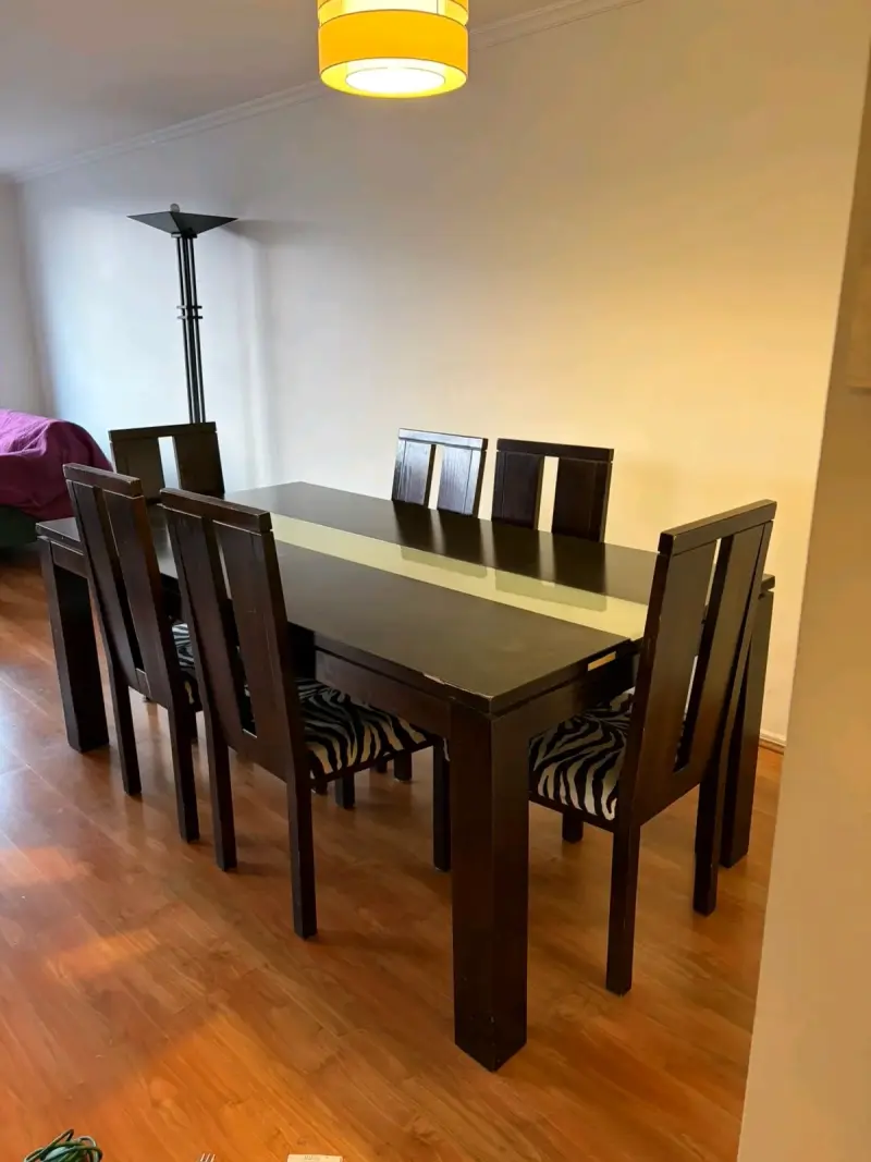 Comedor de madera con 6 sillas - 1