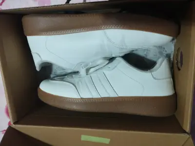 Zapatillas blancas suela café - miniatura 1