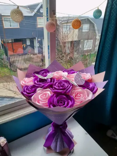 Ramo de flores artificiales rosas y morado - miniatura 2