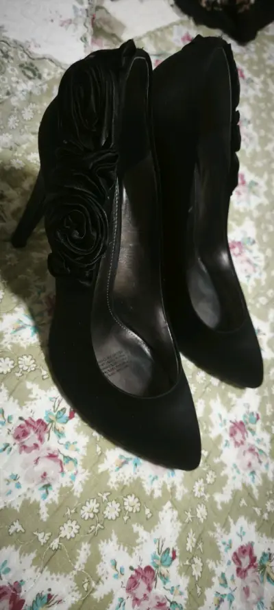 Tacones negros con adorno floral - miniatura 1