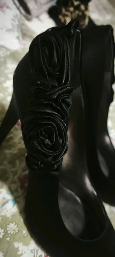 Tacones negros con adorno floral - miniatura 2