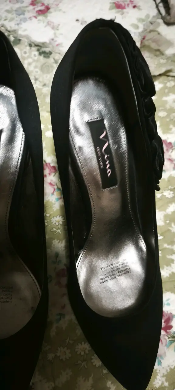 Tacones negros con adorno floral - 3