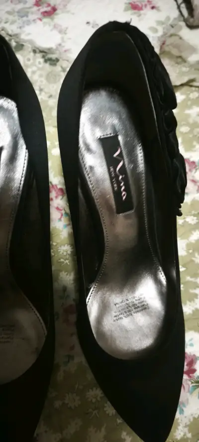 Tacones negros con adorno floral - miniatura 3