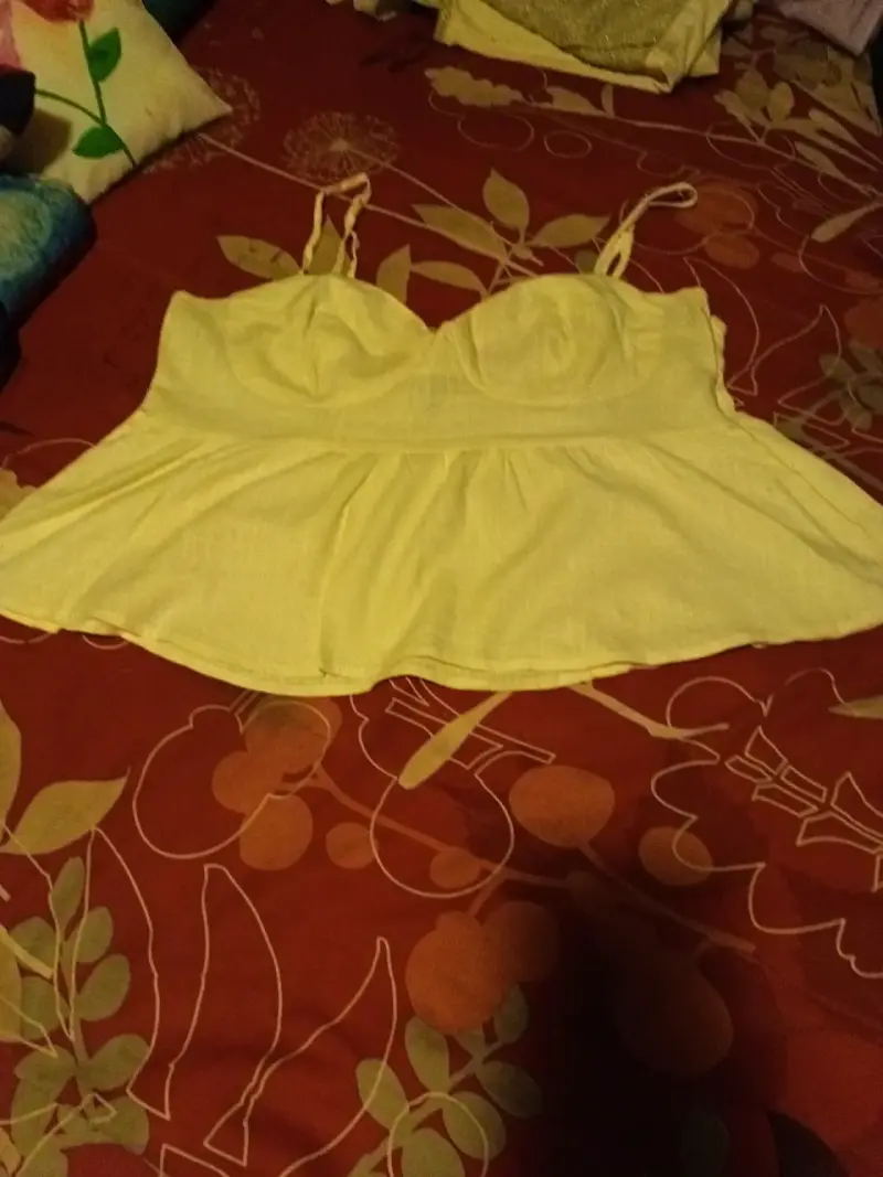 Blusa amarilla con tirantes