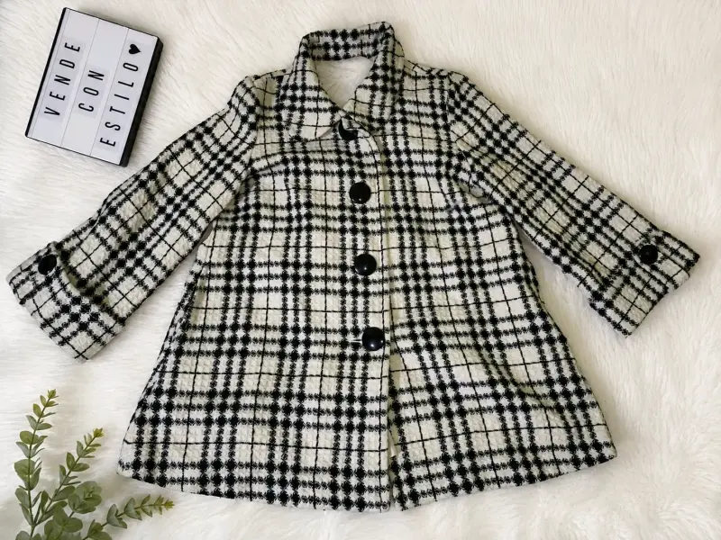 Chaqueta blanca y negra de cuadros