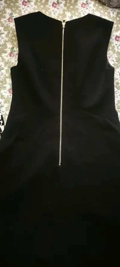 Vestido negro elegante - miniatura 3