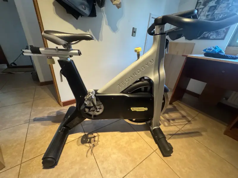 Bicicleta Spinning Technogym - 1