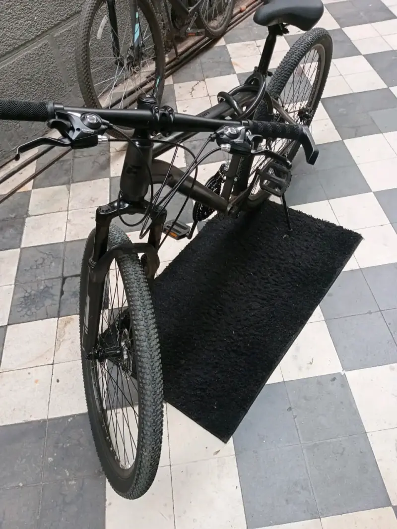 Bicicleta de montaña negra