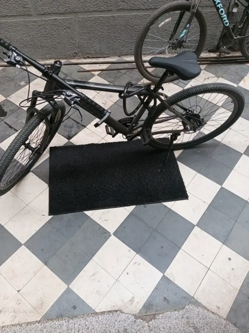 Bicicleta de montaña negra - 2