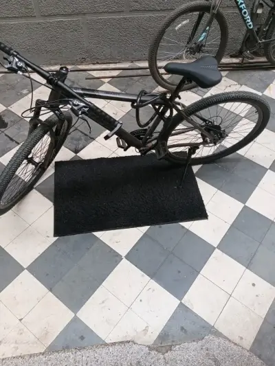Bicicleta de montaña negra - miniatura 2