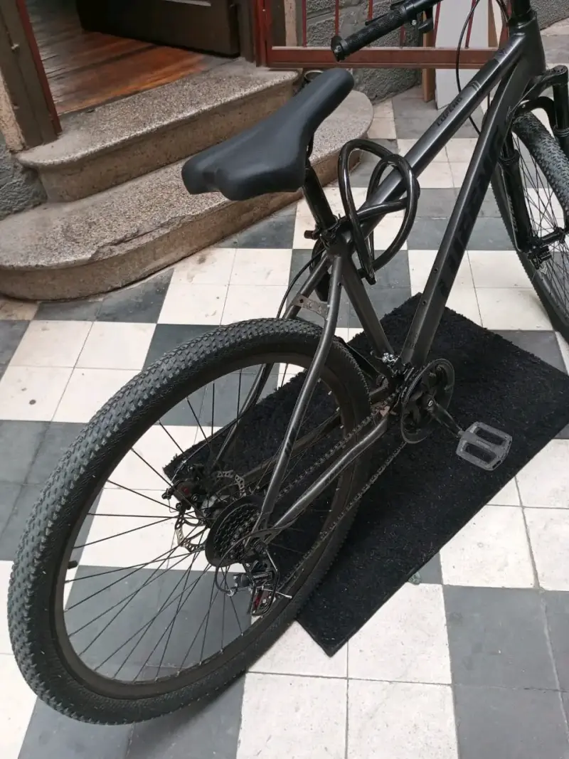 Bicicleta de montaña negra - 3