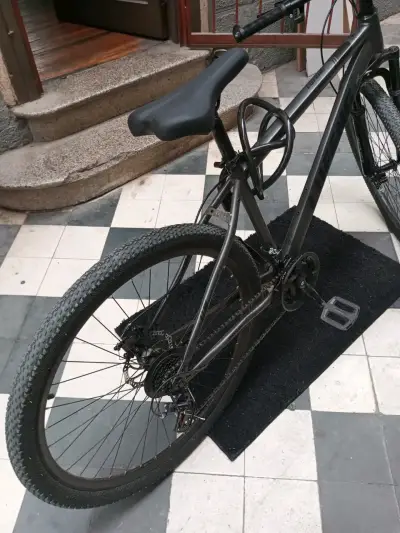 Bicicleta de montaña negra - miniatura 3