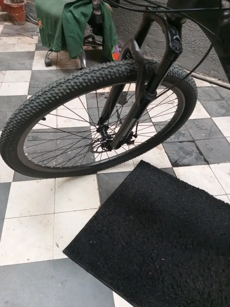 Bicicleta de montaña negra - 4