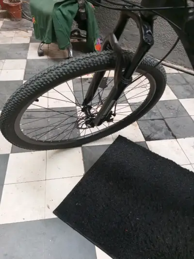 Bicicleta de montaña negra - miniatura 4