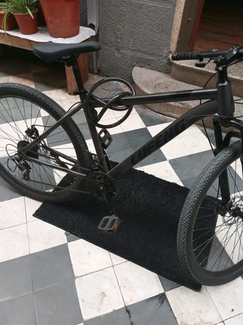 Bicicleta de montaña negra - 5