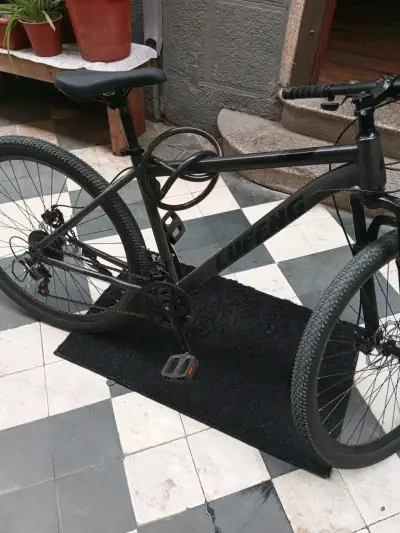 Bicicleta de montaña negra - miniatura 5