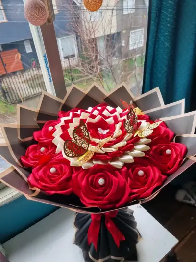 Ramo de flores artificiales rojas - miniatura 1