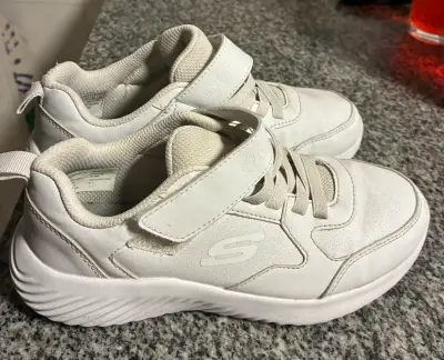 Zapatillas skechers blancas deportivas unisex - miniatura 1