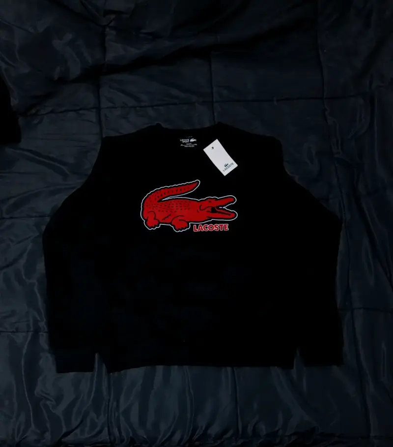 Polerón negro con logo Lacoste en rojo, calidad G5 - 1