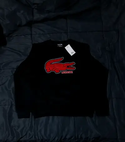 Polerón negro con logo Lacoste en rojo, calidad G5 - miniatura 1