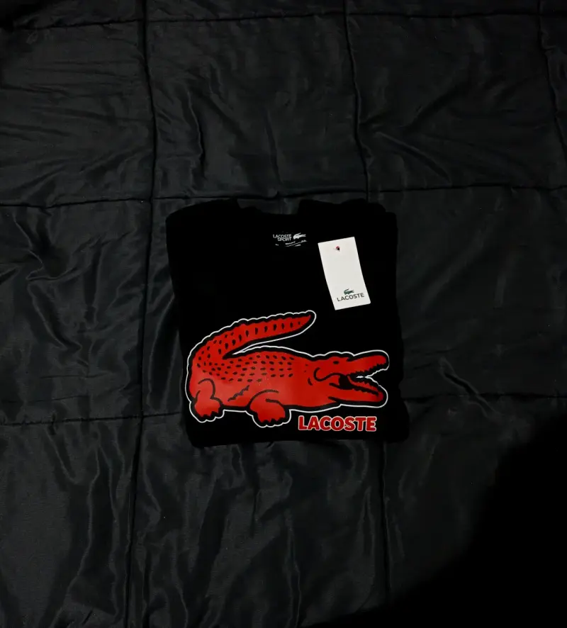 Polerón negro con logo Lacoste en rojo, calidad G5 - 2