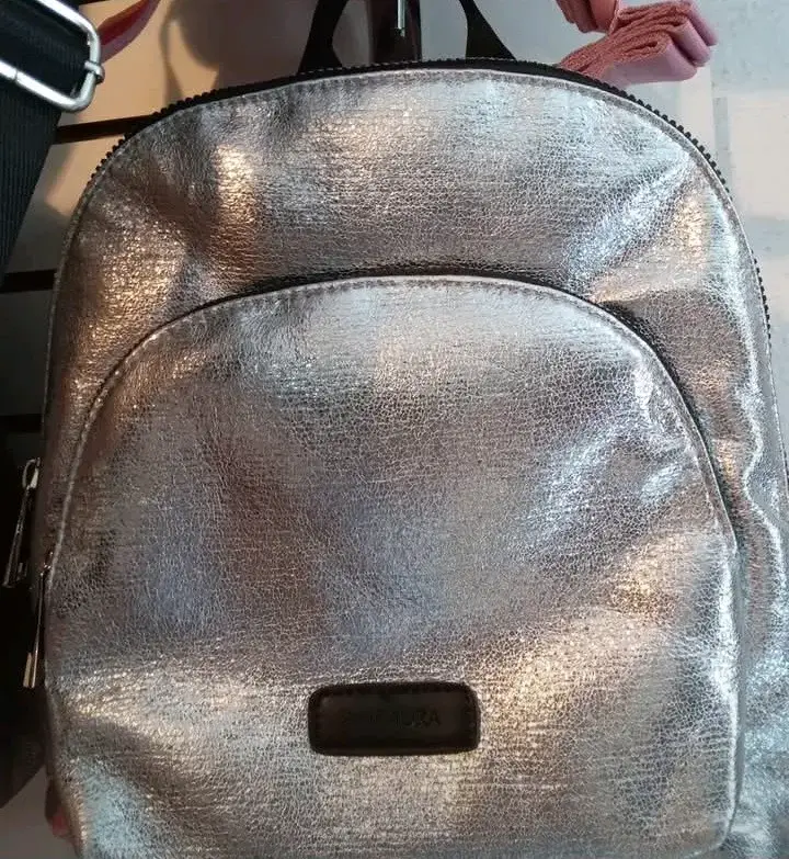 Mochila dorada brillante marca Amphora - 2