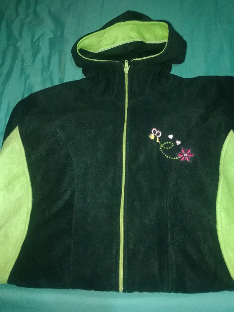 Polerón con diseño bordado