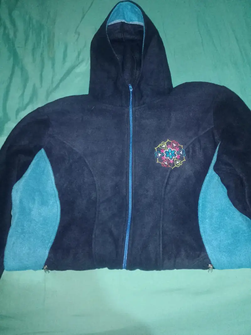 Polerón con diseño bordado - 4