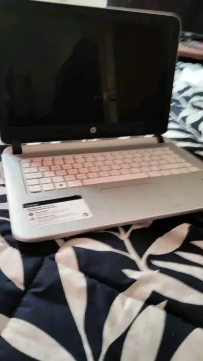 Notebook HP blanco - miniatura 1
