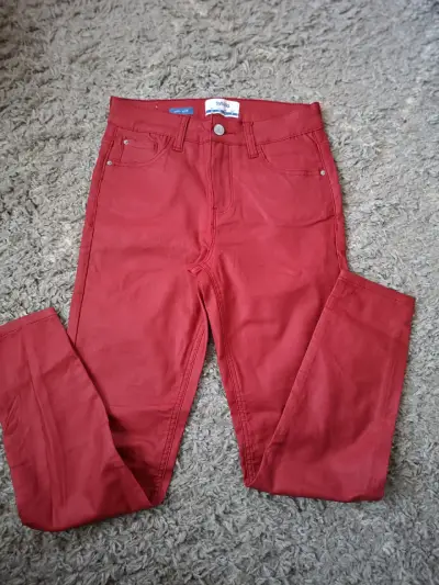 Pantalones rojos cuerina - miniatura 1