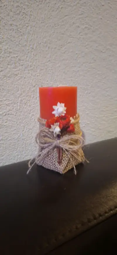 Vela decorativa roja con flores - miniatura 1