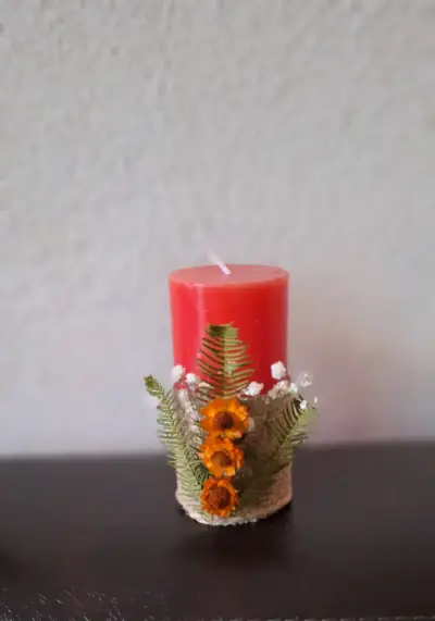 Vela decorativa roja con flores - miniatura 2