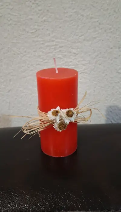 Vela decorativa roja con flores - miniatura 3