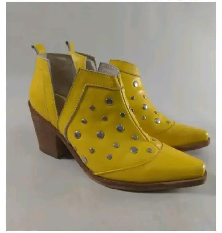 Botines amarillos con tachuelas - 1