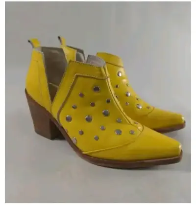 Botines amarillos con tachuelas - miniatura 1
