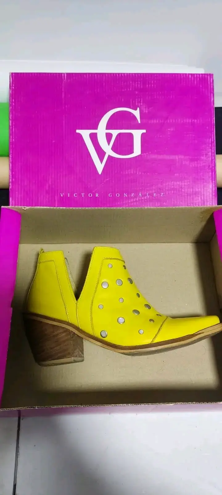 Botines amarillos con tachuelas - 2