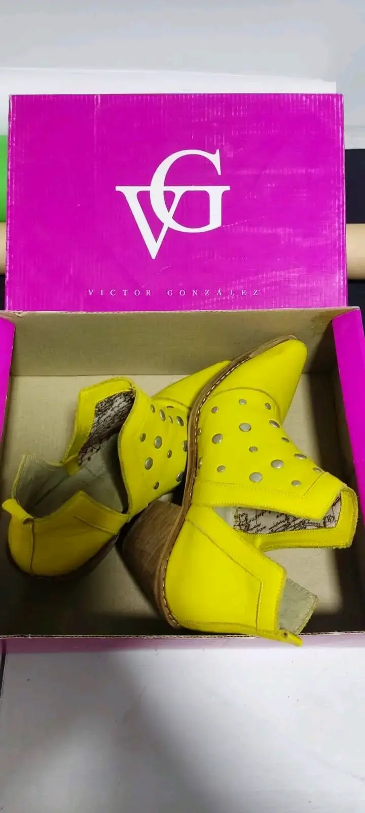 Botines amarillos con tachuelas - 3