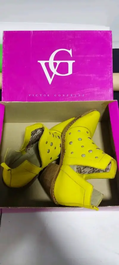 Botines amarillos con tachuelas - miniatura 3