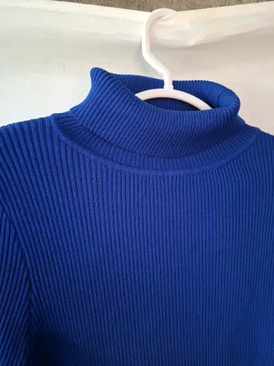 Suéter cuello alto azul con perlas - miniatura 1