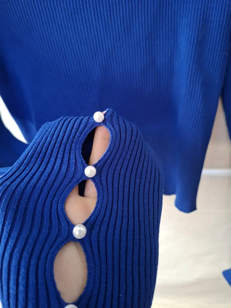 Suéter cuello alto azul con perlas - 2