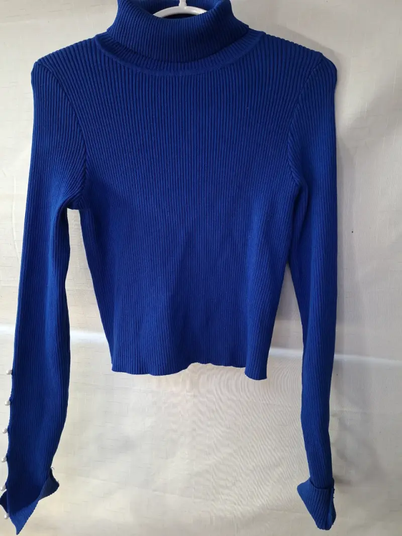 Suéter cuello alto azul con perlas - 3